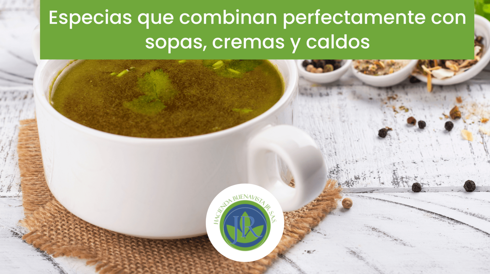Sopa caliente acompañada de especias como pimienta, ajo en polvo, cebolla en polvo y curry.